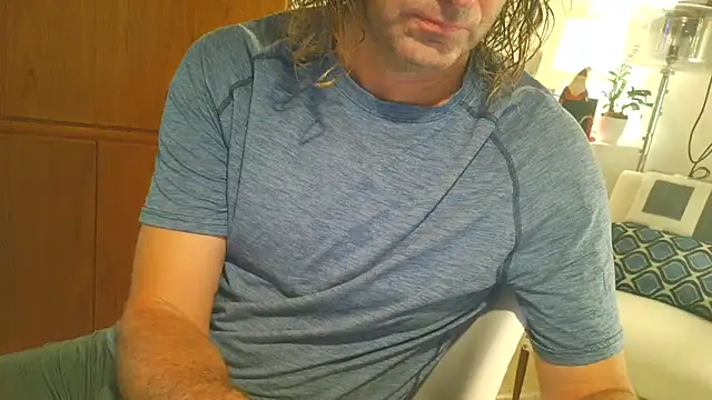 Snapshot of costanza7070 chatting on 11/24/25, 02:33 costanza7070 online show from 11/24/25, 02:33