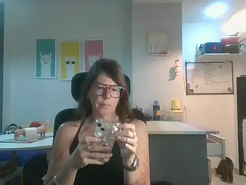 Snapshot of Calentandote chatting on 10/13/25, 07:41 Calentandote online show from 10/13/25, 07:41