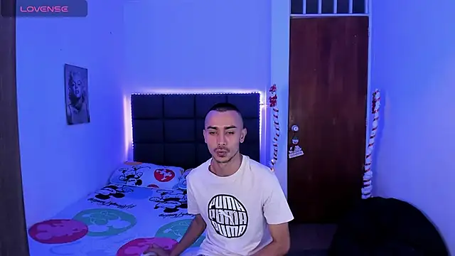 Snapshot of steven_hott8 chatting on 12/15/24, 03:13 steven hott8 online show from 12/15/24, 03:13