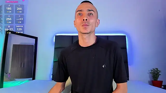 Snapshot of steven_hott8 chatting on 02/08/25, 03:52 steven hott8 online show from 02/08/25, 03:52