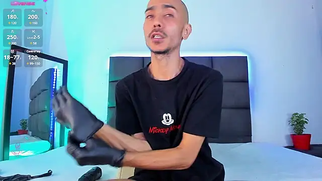 Snapshot of steven_hott8 chatting on 02/21/25, 03:54 steven hott8 online show from 02/21/25, 03:54