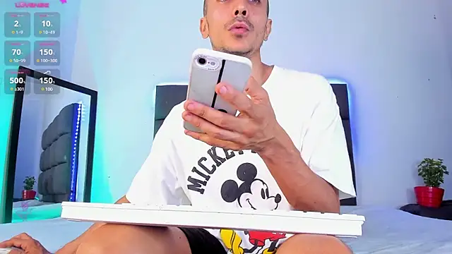 Snapshot of steven_hott8 chatting on 02/27/25, 04:32 steven hott8 online show from 02/27/25, 04:32