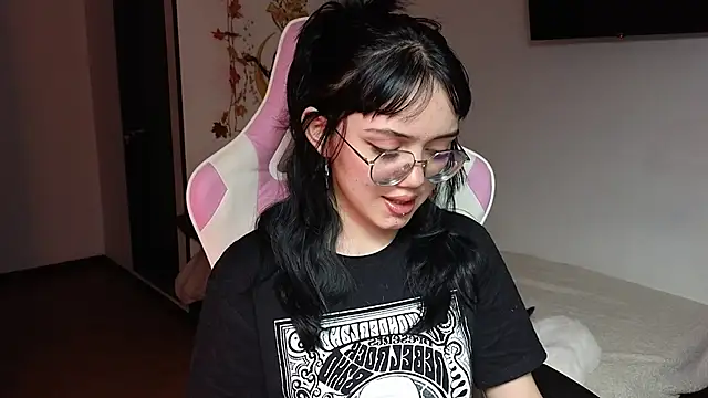 Snapshot of suzumi__ chatting on 12/14/24, 04:42 suzumi online show from 12/14/24, 04:42