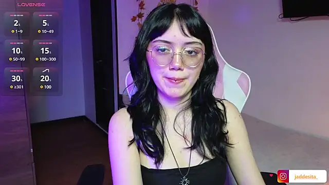 Snapshot of suzumi__ chatting on 01/06/25, 05:06 suzumi online show from 01/06/25, 05:06