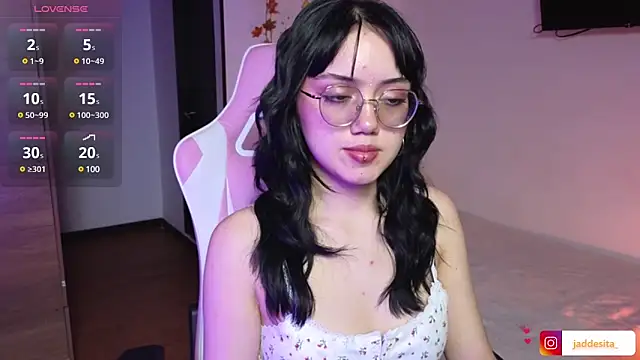 Snapshot of suzumi__ chatting on 01/07/25, 06:35 suzumi online show from 01/07/25, 06:35