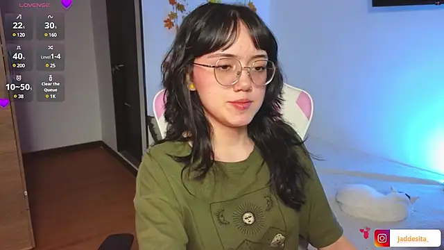 Snapshot of suzumi__ chatting on 01/23/25, 06:39 suzumi online show from 01/23/25, 06:39