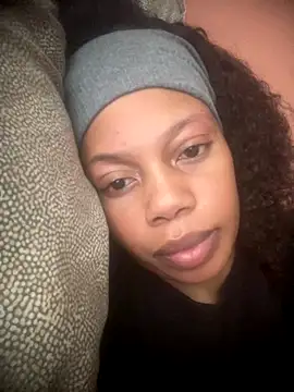 Snapshot of NAUGHTYSHALOTXX chatting on 11/25/25, 11:21 NAUGHTYSHALOTXX online show from 11/25/25, 11:21