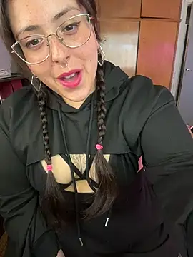 Snapshot of Mizztikaa chatting on 10/13/25, 07:03 Mizztikaa online show from 10/13/25, 07:03