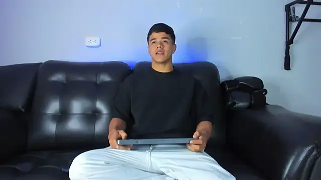 Snapshot of Rob_saenz_ chatting on 02/06/25, 01:21 Rob saenz online show from 02/06/25, 01:21