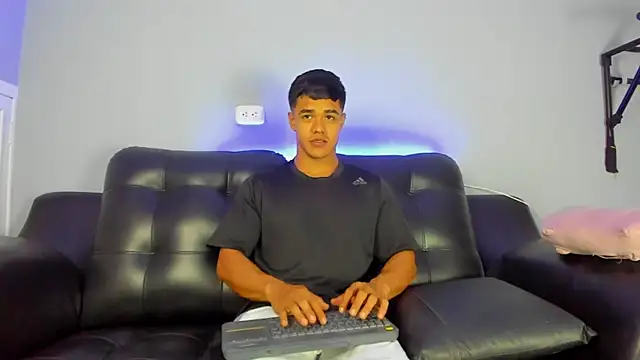 Snapshot of Rob_saenz_ chatting on 03/10/25, 01:32 Rob saenz online show from 03/10/25, 01:32