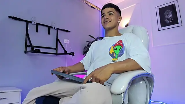 Rob saenz  online show from 11/20/25, 01:33