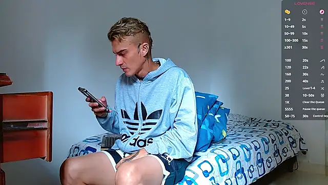 Snapshot of bray_hotboy777 chatting on 10/23/25, 01:32 bray hotboy777 online show from 10/23/25, 01:32