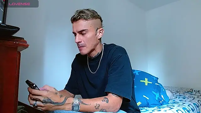 Snapshot of bray_hotboy777 chatting on 10/25/25, 03:40 bray hotboy777 online show from 10/25/25, 03:40