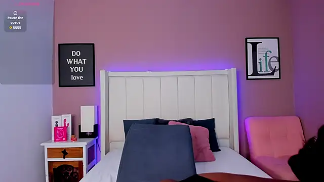 Britanymooree online show from 10/23/25, 07:56