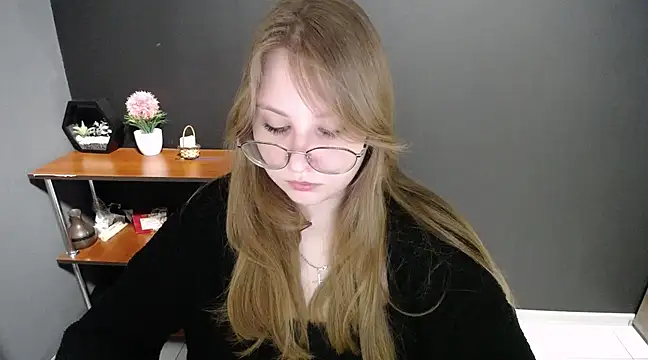 Snapshot of lady_minx chatting on 03/17/25, 11:10 lady minx online show from 03/17/25, 11:10