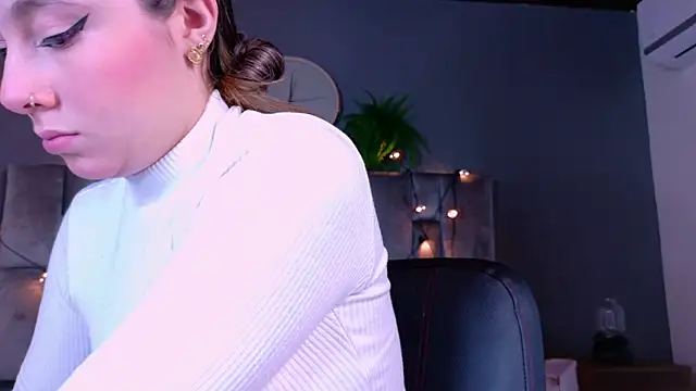 Snapshot of AmbarHills_1 chatting on 11/11/25, 11:32 AmbarHills 1 online show from 11/11/25, 11:32