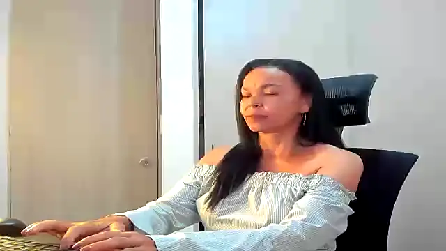 Snapshot of Evawalker_ chatting on 09/30/25, 03:33 Evawalker online show from 09/30/25, 03:33