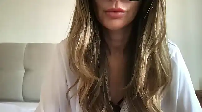 paolajonez online show from 12/18/24, 12:07