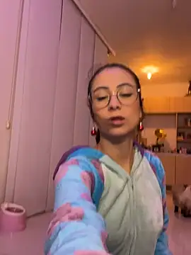 Snapshot of juanasnz99 chatting on 12/25/24, 05:05 juanasnz99 online show from 12/25/24, 05:05