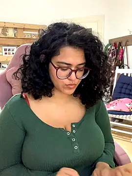 Snapshot of Curvydesifromgermany chatting on 11/11/25, 02:39 Curvydesifromgermany online show from 11/11/25, 02:39