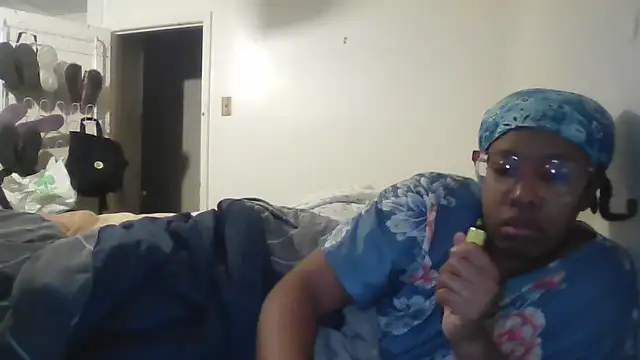 Snapshot of madamsensuale chatting on 12/17/24, 06:56 madamsensuale online show from 12/17/24, 06:56