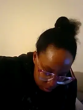 Snapshot of madamsensuale chatting on 01/02/25, 03:05 madamsensuale online show from 01/02/25, 03:05