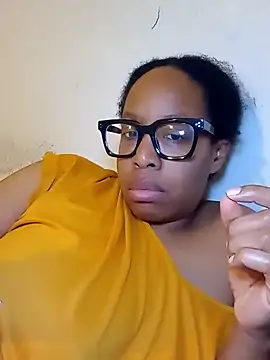 Snapshot of madamsensuale chatting on 02/04/25, 03:00 madamsensuale online show from 02/04/25, 03:00