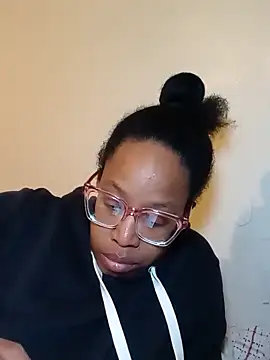 Snapshot of madamsensuale chatting on 02/25/25, 05:19 madamsensuale online show from 02/25/25, 05:19