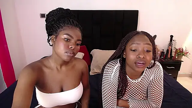 Snapshot of AdelynYasmin chatting on 11/20/25, 01:00 AdelynYasmin online show from 11/20/25, 01:00