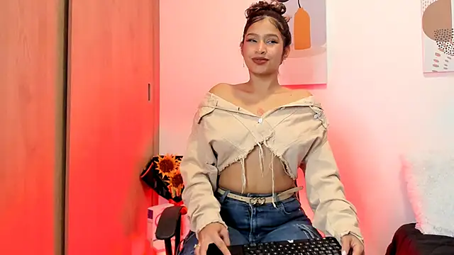 Snapshot of SeleneClark chatting on 02/25/25, 08:19 SeleneClark online show from 02/25/25, 08:19