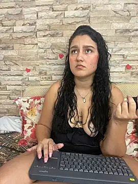Snapshot of saray_gomez22 chatting on 02/21/25, 01:55 saray gomez22 online show from 02/21/25, 01:55