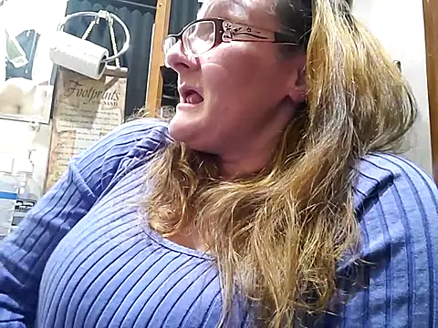 ILUV2TUCHMYKITTY online show from 03/19/25, 07:29