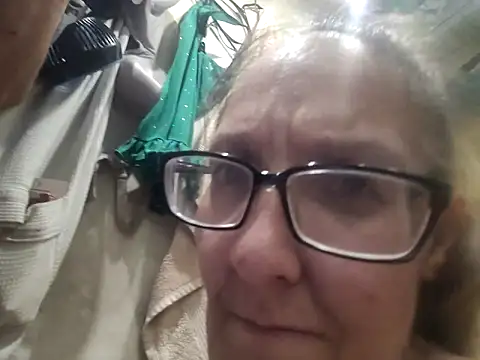 ILUV2TUCHMYKITTY online show from 09/11/25, 11:43