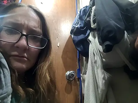 ILUV2TUCHMYKITTY online show from 10/31/25, 11:11