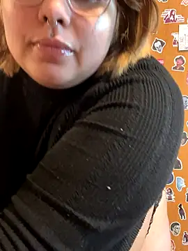 Snapshot of CrisyFerreira chatting on 10/10/25, 02:21 CrisyFerreira online show from 10/10/25, 02:21