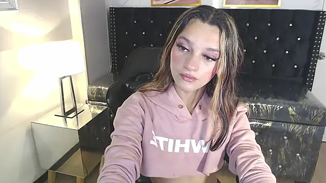 Snapshot of Laurita_b chatting on 01/15/25, 12:47 Laurita b online show from 01/15/25, 12:47