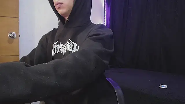 Snapshot of sexybat_twink chatting on 03/15/25, 04:35 sexybat twink online show from 03/15/25, 04:35