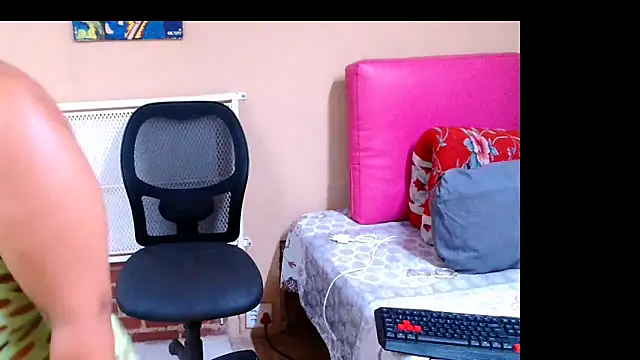 Snapshot of CurvyAfricanGoddess chatting on 12/10/24, 07:00 CurvyAfricanGoddess online show from 12/10/24, 07:00