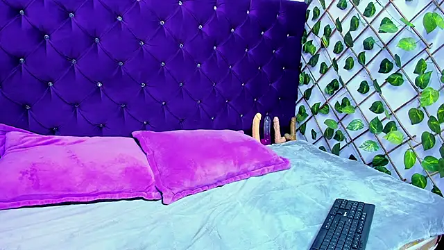 UnderBaby  online show from 10/17/25, 08:44