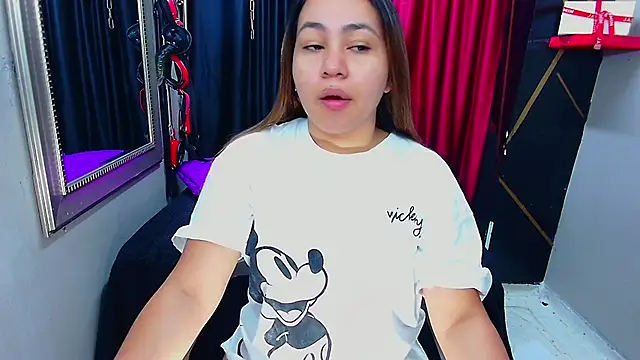 Snapshot of AmorMia chatting on 02/08/25, 01:33 AmorMia online show from 02/08/25, 01:33