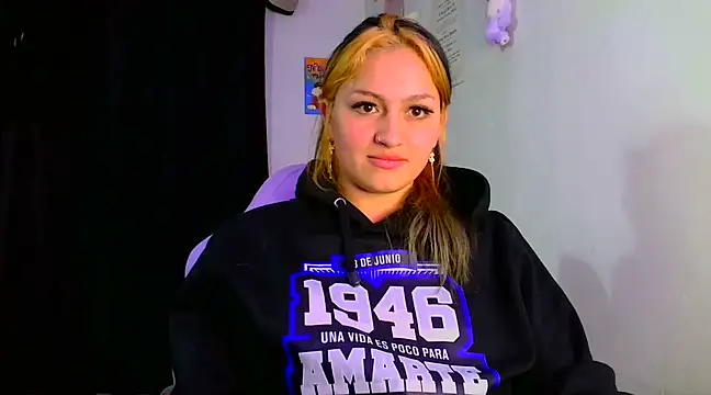 Snapshot of lucycherry__ chatting on 12/31/24, 06:05 lucycherry online show from 12/31/24, 06:05