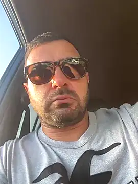 Snapshot of petan33 chatting on 11/08/25, 01:33 petan33 online show from 11/08/25, 01:33