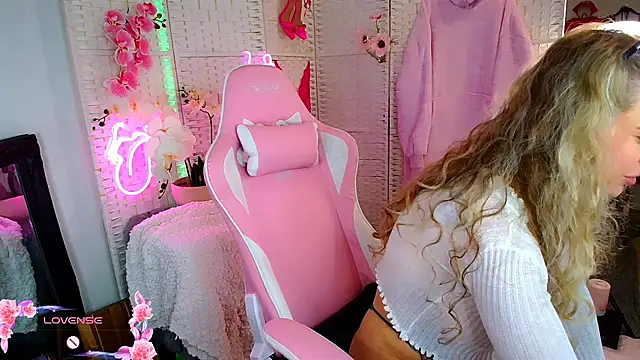 Snapshot of EllieKarrX chatting on 12/29/24, 09:30 EllieKarrX online show from 12/29/24, 09:30