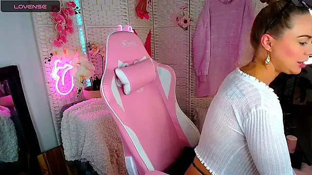 Snapshot of EllieKarrX chatting on 12/30/24, 07:37 EllieKarrX online show from 12/30/24, 07:37