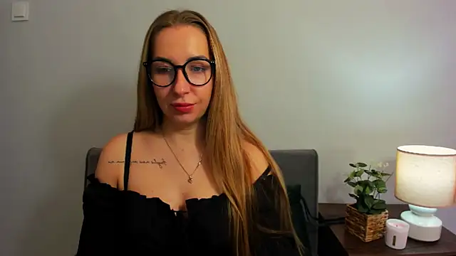 Snapshot of AriaDesire chatting on 03/16/25, 10:11 AriaDesire online show from 03/16/25, 10:11