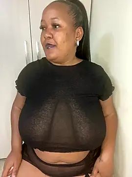 Snapshot of Missmoox24 chatting on 10/21/25, 10:38 Missmoox24 online show from 10/21/25, 10:38