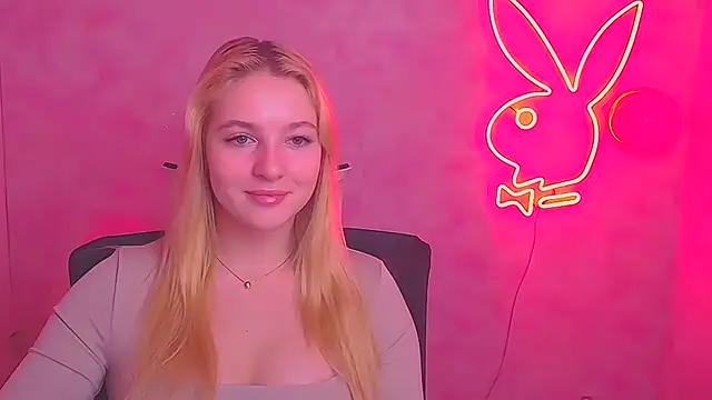 Snapshot of Milka_kiss_ chatting on 02/16/25, 12:32 Milka kiss online show from 02/16/25, 12:32