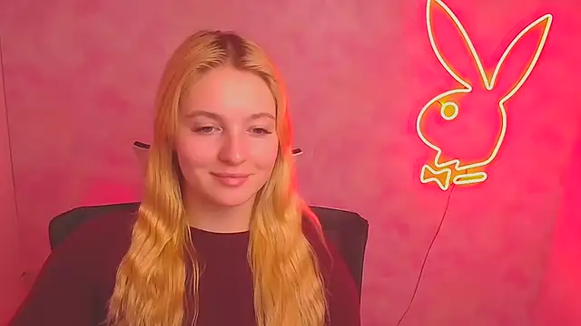 Snapshot of Milka_kiss_ chatting on 03/04/25, 10:13 Milka kiss online show from 03/04/25, 10:13