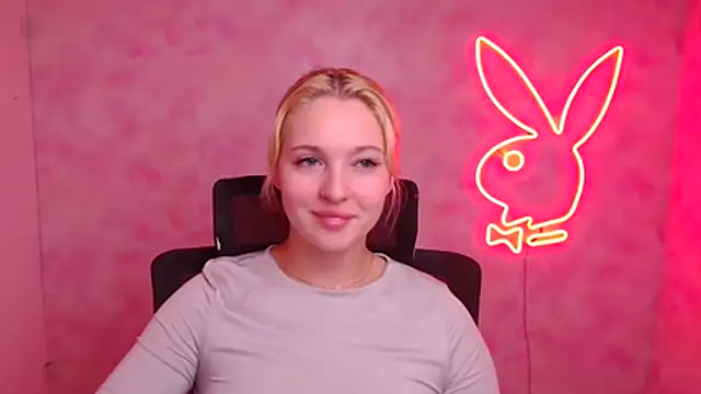 Snapshot of Milka_kiss_ chatting on 10/09/25, 12:03 Milka kiss online show from 10/09/25, 12:03