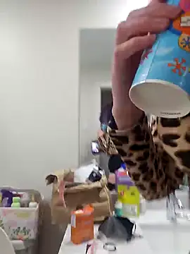 Snapshot of erinSmiles chatting on 11/07/25, 05:51 erinSmiles online show from 11/07/25, 05:51